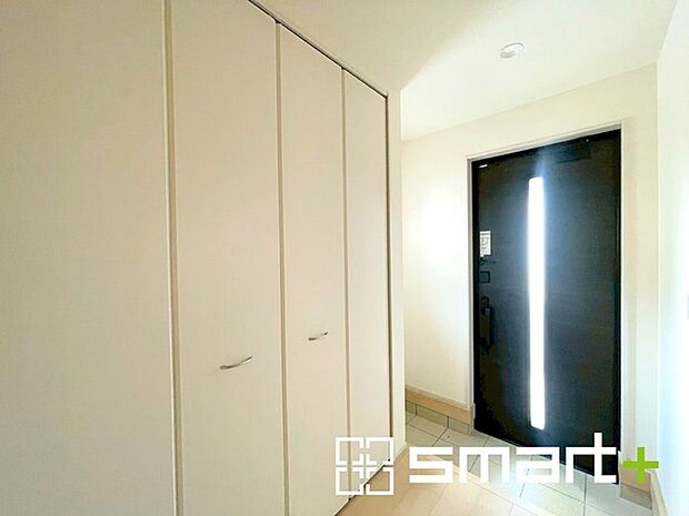 ~明るい玄関~ ・圧迫感がなくスッキリ広々とした印象の玄関。玄関ドアにガラス部分を設ける事で明るい陽光が差し込む空間になります。 ・備え付けのシューズボックスはたっぷりしまえて玄関スッキリ。