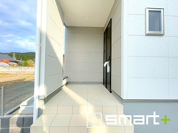 ~お住まいの顔「玄関」~ ・玄関ドアの上にはもちろん軒がございますので、雨の日でも濡れずに鍵の開閉が可能です。 ・鍵は防犯性に優れたディンプルキーを採用。