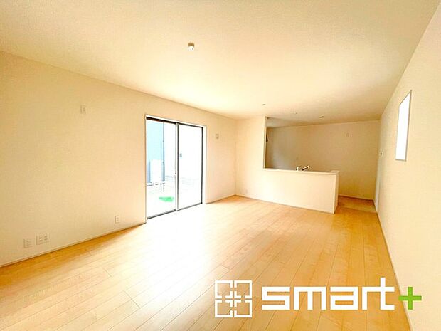 ~穏やかな陽の入るLDK~ ・大きな窓のあるLDKは陽当りも良好で明るい空間となっております。 ・ご家族団らんなど過ごす時間の多いLDKが明るいのは嬉しいポイントですね。