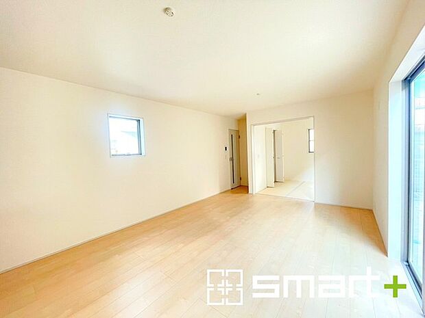 ~家族団らんにピッタリの広々リビング~ ・穏やかな陽だまりに包まれる居心地の良いLDKは、ご家族が集まる憩いのスペースに。 ・隣接の和室を続き間として利用すれば21帖の広々空間になります。