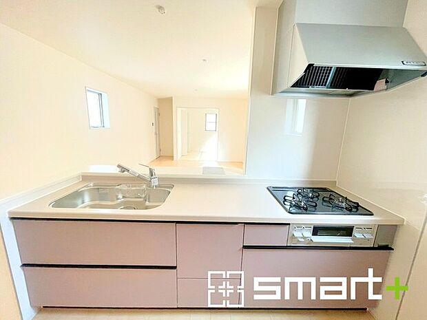 〜人気のカウンターキッチン〜 ・キッチンには余計な柱が無いので、リビングが見渡せ開放感のある造りとなっております。 ・蛇口には浄水器が内蔵されるなど機能面でも優れたキッチンです。 