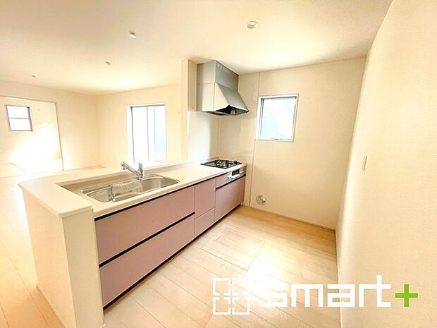 〜使い勝手の良いシステムキッチン〜 ・料理がしやすい設計のキッチンでお料理もはかどりますね。 ・もちろんキッチン下部は収納になっておりますので、フライパンなども収納可能です。 