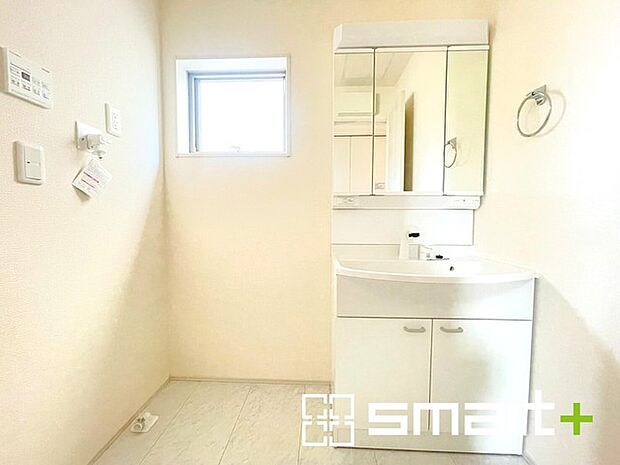 ~明るい洗面スペース~ ・窓から明るい陽が入り、気持ちよく朝の支度ができますね。 ・使い勝手の良い三面鏡タイプのシャワー付き洗面化粧台。鏡の裏に収納があるので洗面台周りもスッキリ。