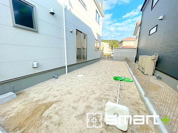 〜お庭もある余裕の敷地〜 ・広々した敷地にはお庭もご用意。お庭があるだけで余裕を感じますね。 ・防草シートや人工芝の敷設などのオプションもお気軽にご相談くださいませ。 