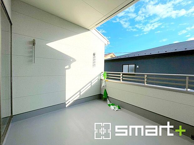 ~屋根付きのバルコニー~ ・バルコニーは屋根付きなので急な雨でも安心です。 ・奥行きもあるので洗濯物が干しやすいのも嬉しいポイントですね。