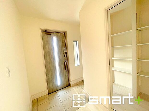 〜シューズインクロークのある玄関〜 ・玄関横にシューズインクロークをご用意。 ・追加の靴置きとしてはもちろん、スキー・ゴルフなど趣味の用具の置場としてもご利用いただけます。 