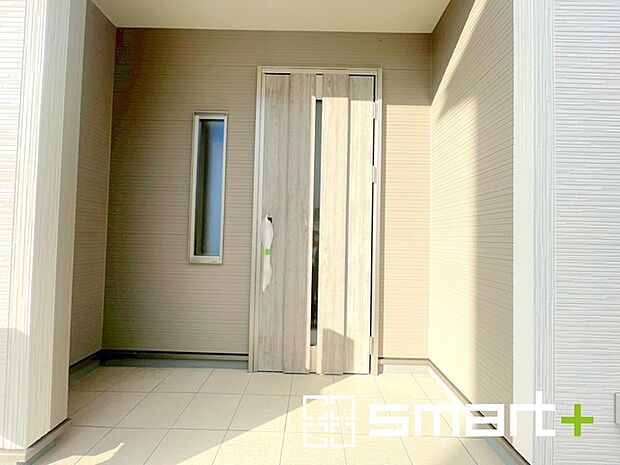 〜穏やかな陽が入る玄関〜 ・窓に加えて玄関ドアのガラス部分からも穏やかな陽が入り、明るい玄関になります。 ・備え付けのシューズボックスはたっぷりしまえて玄関がスッキリ片付きますね。