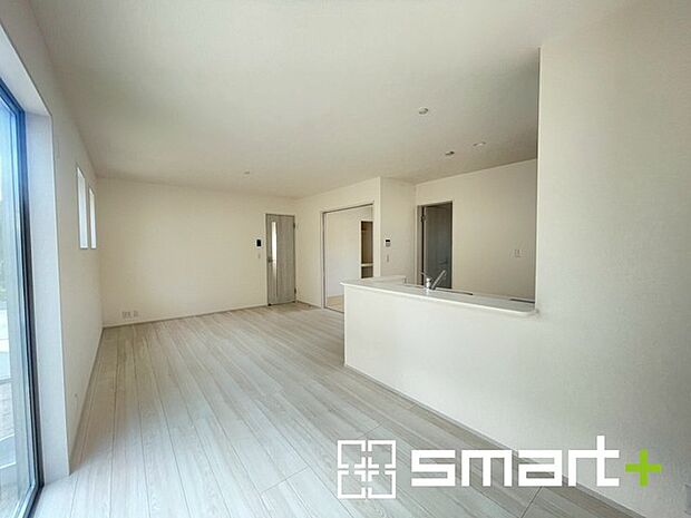 〜穏やかな陽の入るＬＤＫ〜 ・大きな窓のあるＬＤＫは陽当りも良好で明るい空間となっております。 ・ご家族団らんなど過ごす時間の多いＬＤＫが明るいのは嬉しいポイントですね。 