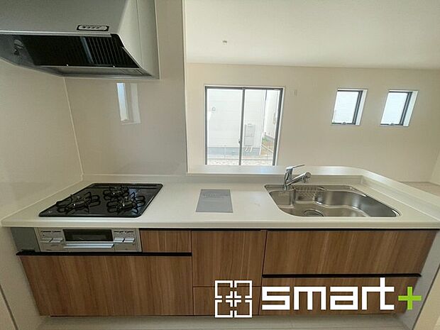 〜人気のカウンターキッチン〜 ・キッチンには余計な柱が無いので、リビングが見渡せ開放感のある造りとなっております。 ・蛇口には浄水器が内蔵されるなど機能面でも優れたキッチンです。 