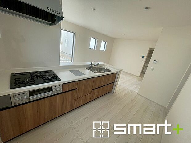 〜使い勝手の良いシステムキッチン〜 ・料理がしやすい設計のキッチンでお料理もはかどりますね。 ・もちろんキッチン下部は収納になっておりますので、フライパンなども収納可能です。 