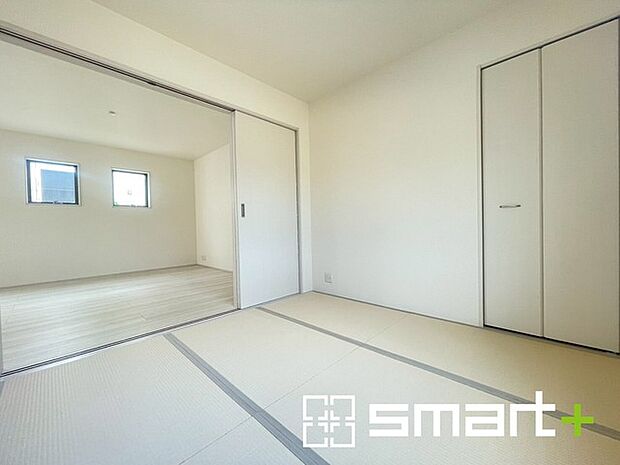 〜リビング横の和室〜 ・リビングに開放感をプラスしてくれる和室付き。畳敷きに建具は洋風というハイブリッド型の「和洋室」タイプです。 ・お子様のプレイルーム、お昼寝など用途様々ですね。