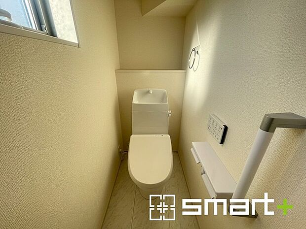 〜窓付きの明るいトイレ〜 ・清潔感あるシャワートイレ。窓があるので換気もしやすく快適ですね。 ・背面にある棚はトイレットペーパーなどの置き場や飾り棚としても利用できますね。