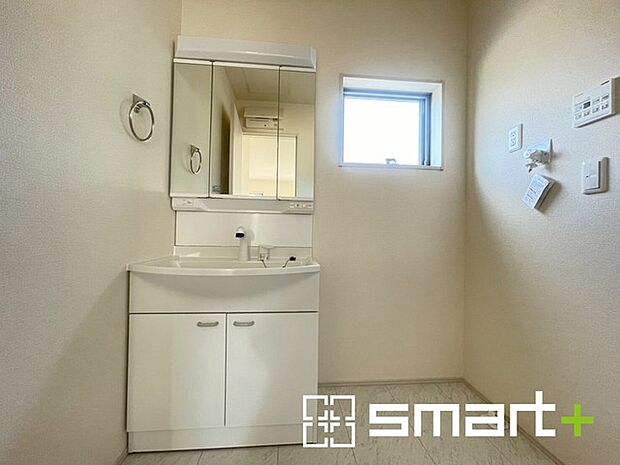 〜明るい洗面スペース〜 ・窓から明るい陽が入り、気持ちよく朝の支度ができますね。 ・使い勝手の良い三面鏡タイプのシャワー付き洗面化粧台。鏡の裏に収納があるので洗面台周りもスッキリ。