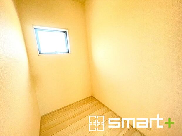 〜広々した「納戸」をご用意〜 ・本来の用途である収納としてはもちろん、テレワークスペースとしてもご利用可能な納戸をご用意。 ・広さの感覚など、ぜひ現地でご体感くださいませ。 