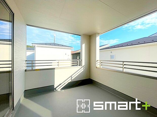 〜屋根付きのバルコニー〜 ・バルコニーは屋根付きなので急な雨でも安心です。 ・奥行きもあるので洗濯物が干しやすいのも嬉しいポイントですね。 