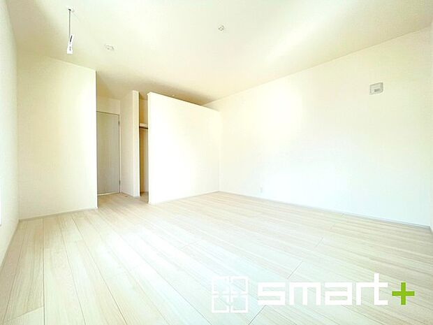 〜バルコニーに面した洋室〜 ・バルコニー側の大きな窓から穏やかな陽が差し込む明るい洋室はウォークインクローゼット付。 ・ゆとりある広さでご夫婦やご兄弟でもゆったりお過ごしいただけます。