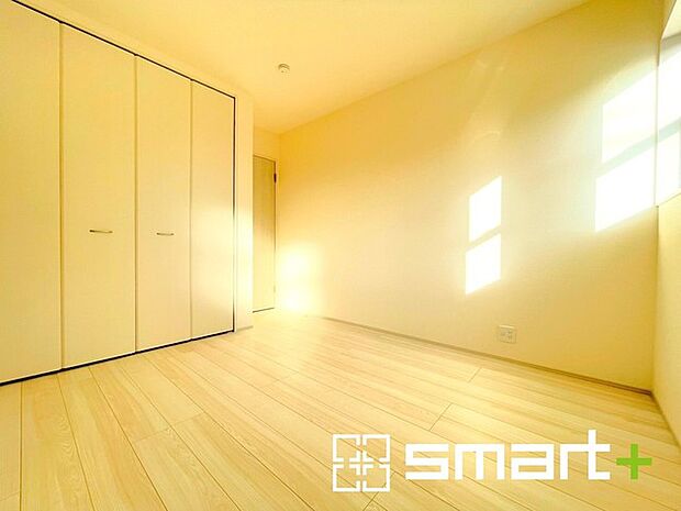 〜収納豊富な洋室〜 ・各居室に備え付けの収納をご用意。タンスなどを置く場合と比べ出っ張らないので部屋の中を有効のご活用いただけます。 ・収納の広さなどぜひ現地でご確認くださいませ。 