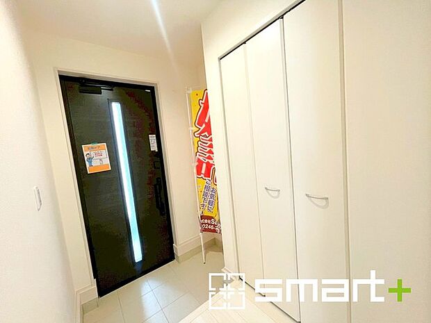 〜穏やかな陽が入る玄関〜 ・玄関ドアにガラス部分を設ける事で穏やかな陽の入る玄関になります。 ・備え付けのシューズボックスはたっぷりしまえて玄関がスッキリ片付きますね。