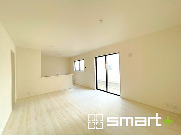 〜穏やかな陽の入るLDK〜 ・大きな窓のあるLDKは陽当りも良好で明るい空間となっております。 ・ご家族団らんなど過ごす時間の多いLDKが明るいのは嬉しいポイントですね。