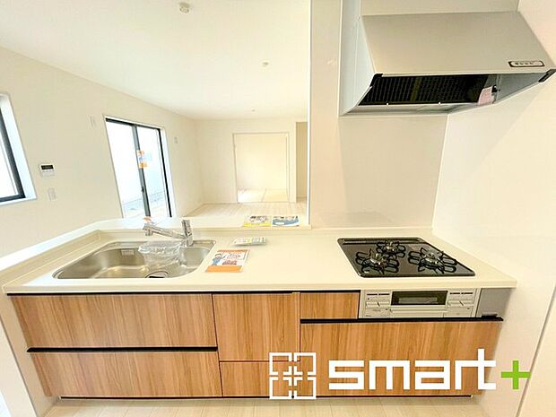 〜人気のカウンターキッチン〜 ・キッチンには余計な柱が無いので、リビングが見渡せ開放感のある造りとなっております。 ・蛇口には浄水器が内蔵されるなど機能面でも優れたキッチンです。