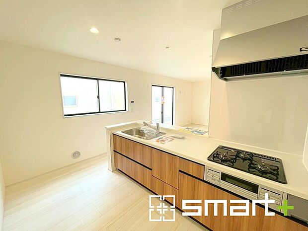 〜使い勝手の良いシステムキッチン〜 ・料理がしやすい設計のキッチンでお料理もはかどりますね。 ・もちろんキッチン下部は収納になっておりますので、フライパンなども収納可能です。