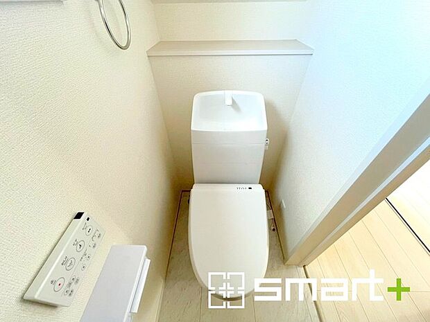 〜窓付きの明るいトイレ〜 ・清潔感あるシャワートイレ。窓があるので換気もしやすく快適ですね。 ・背面にある棚はトイレットペーパーなどの置き場や飾り棚としても利用できますね。