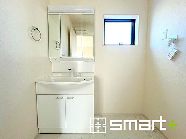 〜明るい洗面スペース〜 ・窓から明るい陽が入り、気持ちよく朝の支度ができますね。 ・使い勝手の良い三面鏡タイプのシャワー付き洗面化粧台。鏡の裏に収納があるので洗面台周りもスッキリ。