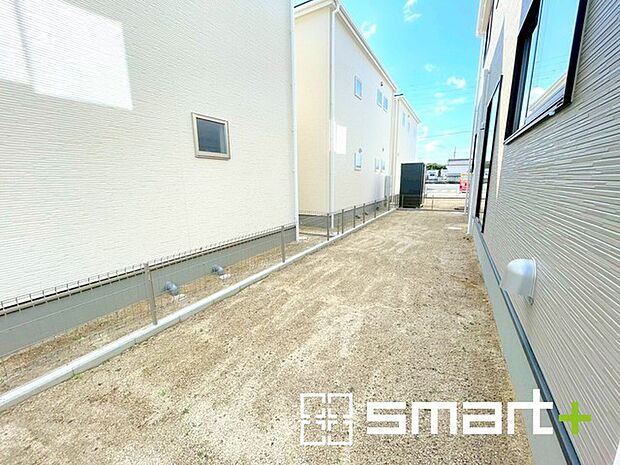 〜お庭もある余裕の敷地〜 ・広々した敷地にはお庭もご用意。お庭があるだけで余裕を感じますね。 ・防草シートや人工芝の敷設などのオプションもお気軽にご相談くださいませ。