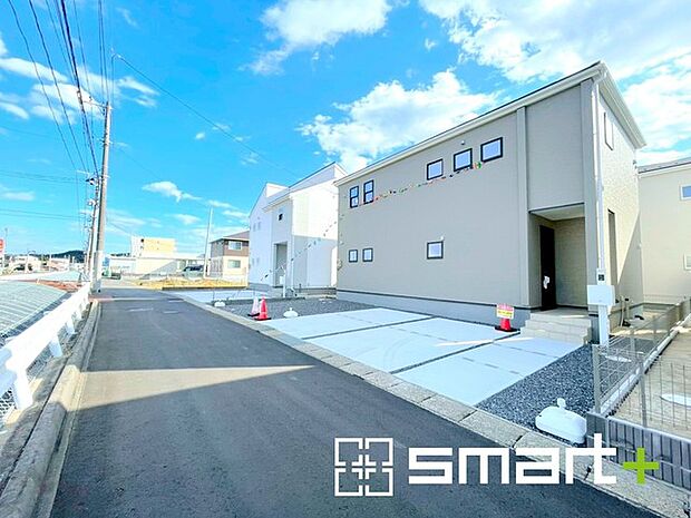 〜閑静な住宅街の立地〜 ・周辺は閑静な住宅街となっておりますので、静かな暮らしをご実現いただけます。 ・前面道路の交通量も多くないので、小さなお子様がいるご家庭でもご安心ですね。