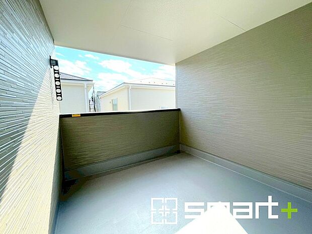 〜屋根付きのバルコニー〜 ・バルコニーは屋根付きなので急な雨でも安心です。 ・奥行きもあるので洗濯物が干しやすいのも嬉しいポイントですね。