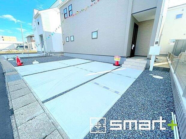 〜ゆとりあるカースペース3台分〜 ・セカンドカーや来客時にも困らないカースペース3台分は並列駐車可能でお車の出し入れもラクラク。 ・カーポートなどのオプションもお気軽にご相談くださいませ。