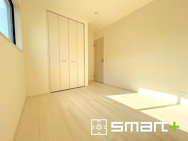 〜2面採光の明るいお部屋〜 ・洋室は2面採光とする事で穏やかな陽の入る明るい空間となっております。 ・くつろぎのプライベート時間を明るい空間で穏やかにお過ごしいただけます。