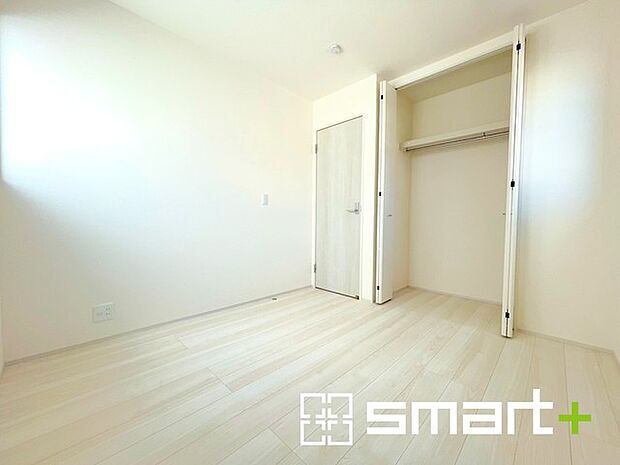 〜収納豊富な洋室〜 ・各居室に備え付けの収納をご用意。タンスなどを置く場合と比べ出っ張らないので部屋の中を有効のご活用いただけます。 ・収納の広さなどぜひ現地でご確認くださいませ。