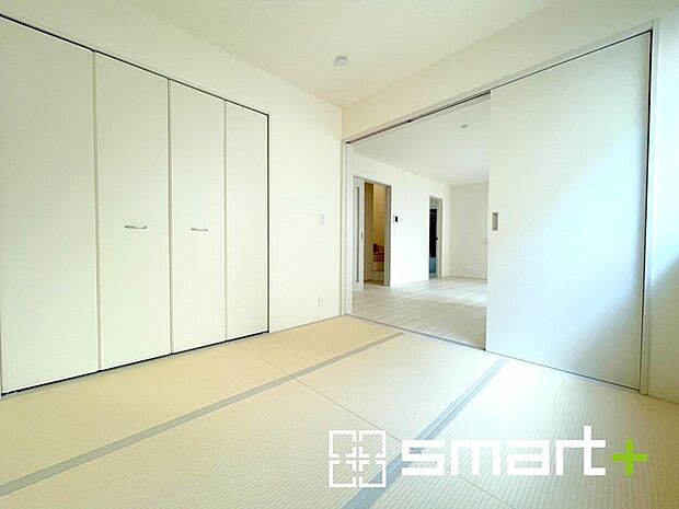 〜リビング横の和室〜 ・リビング横には開放感をプラスしてくれるわ室。収納スペース付きで寝室にもお使いいただけます。 ・お子様のプレイルームやお昼寝、趣味のお部屋など、用途様々ですね。