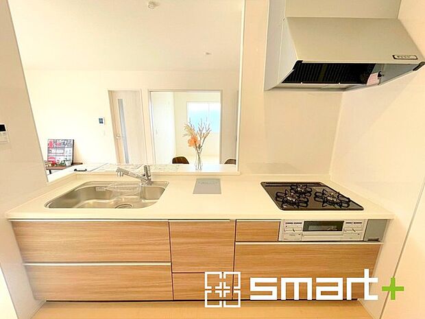 〜人気のカウンターキッチン〜 ・キッチンは人気のカウンタータイプを採用。「ご家族の顔が見える」造りです。 ・汚れの付きづらい天板、水はけの良いシンクなど機能面でも充実の仕様。 