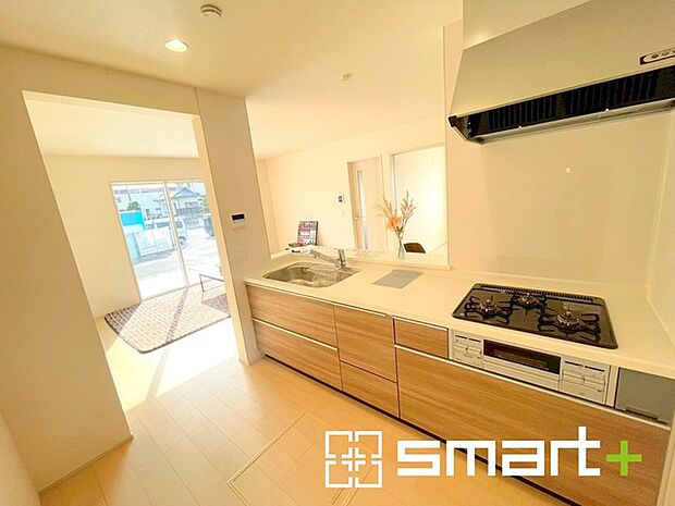 〜使い勝手の良いシステムキッチン〜 ・料理がしやすい設計のキッチンでお料理もはかどりますね。 ・もちろんキッチン下部は収納になっておりますので、フライパンなども収納可能です。 