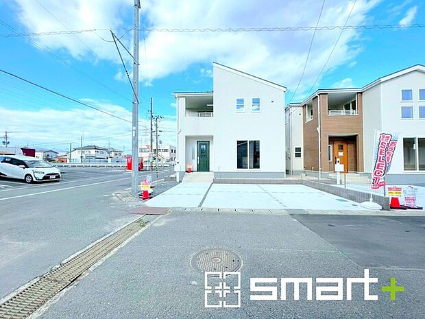 〜開放感ある角地のお住まい〜 ・2方向が空く事で開放感のある角地に位置しております。 ・窮屈な感じが無く、ゆったりと暮らせるこの魅力をぜひ現地でご体感くださいませ。 