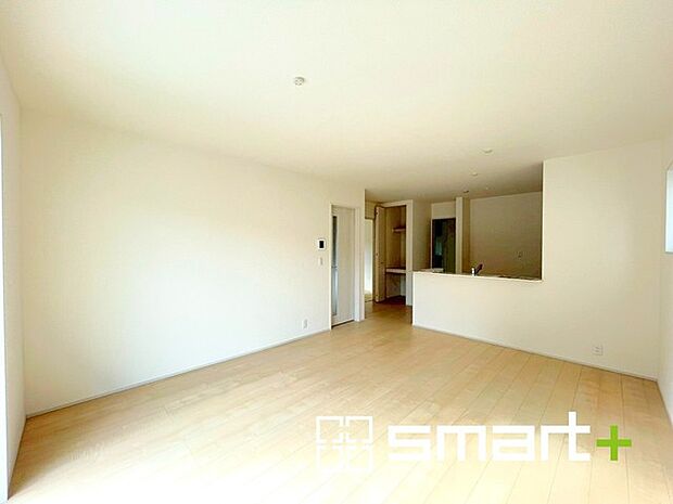 〜日当り良好のLDK〜 ・窓からたっぷりの陽光が差し込む明るいリビングで寛ぎのひと時を。 ・出来立てのお料理を運ぶのにも、後片付けもラクラクなカウンターキッチン。