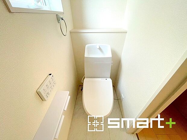 〜窓付きの明るいトイレ〜 ・清潔感あるシャワートイレ。窓があるので換気もしやすく快適ですね。 ・背面にある棚はトイレットペーパーなどの置き場や飾り棚としても利用できますね。