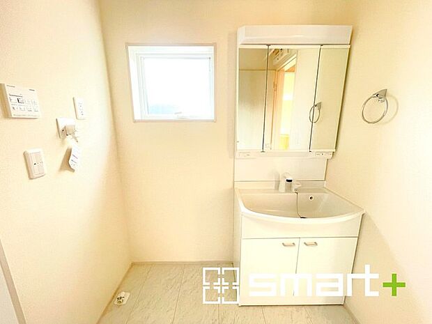 〜明るい洗面スペース〜 ・窓から明るい陽が入り、気持ちよく朝の支度ができますね。 ・使い勝手の良い三面鏡タイプのシャワー付き洗面化粧台。鏡の裏に収納があるので洗面台周りもスッキリ。