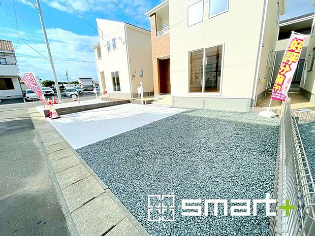 〜ゆとりあるカースペース3台分〜 ・セカンドカーや来客時にも困らないカースペース3台分は並列駐車可能でお車の出し入れもラクラク。 ・カーポートなどのオプションもお気軽にご相談くださいませ。