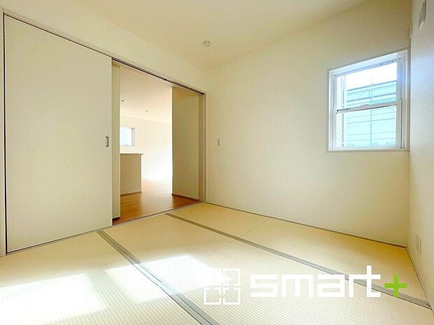 〜リビング横の和室〜 ・リビング横には開放感をプラスしてくれる和室は寝室にもお使いいただけます。 ・お子様のプレイルームやお昼寝、趣味のお部屋など、用途様々ですね。