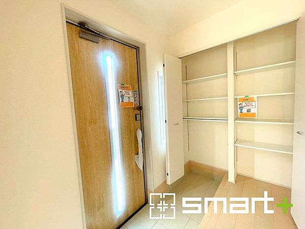 〜穏やかな陽が入る玄関〜 ・窓に加えて玄関ドアのガラス部分からも穏やかな陽が入り、明るい玄関になります。 ・備え付けのシューズボックスはたっぷりしまえて玄関がスッキリ片付きますね。