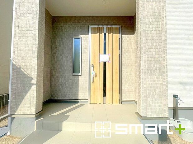 〜お住まいの顔「玄関」〜 ・玄関ドアの上にはもちろん軒がございますので、雨の日でも濡れずに鍵の開閉が可能です。 ・鍵は防犯性に優れたディンプルキーを採用。