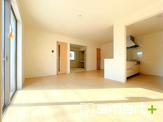 〜穏やかな陽の入るLDK〜 ・大きな窓のあるLDKは陽当りも良好で明るい空間となっております。 ・ご家族団らんなど過ごす時間の多いLDKが明るいのは嬉しいポイントですね。