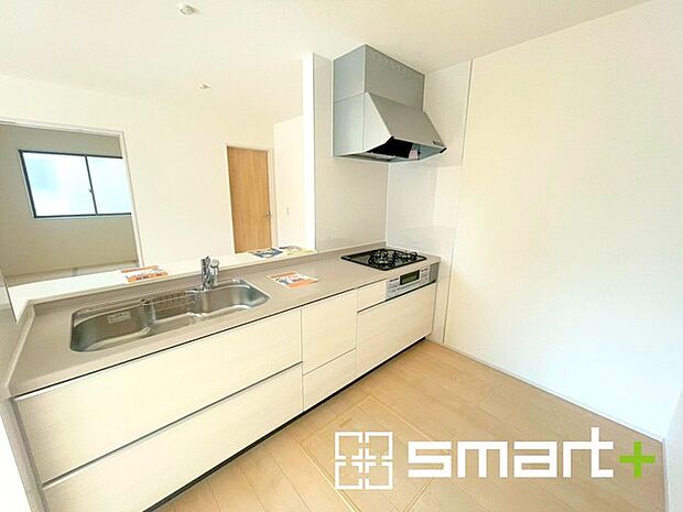 〜使い勝手の良いシステムキッチン〜 ・料理がしやすい設計のキッチンでお料理もはかどりますね。 ・もちろんキッチン下部は収納になっておりますので、フライパンなども収納可能です。