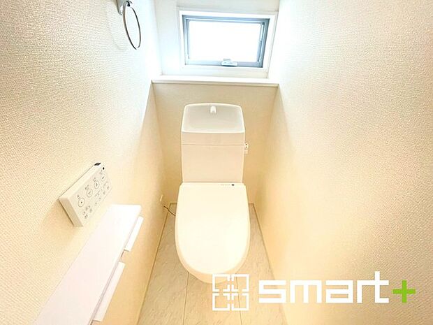 〜窓付きの明るいトイレ〜 ・清潔感あるシャワートイレ。窓があるので換気もしやすく快適ですね。 ・背面にある棚はトイレットペーパーなどの置き場や飾り棚としても利用できますね。