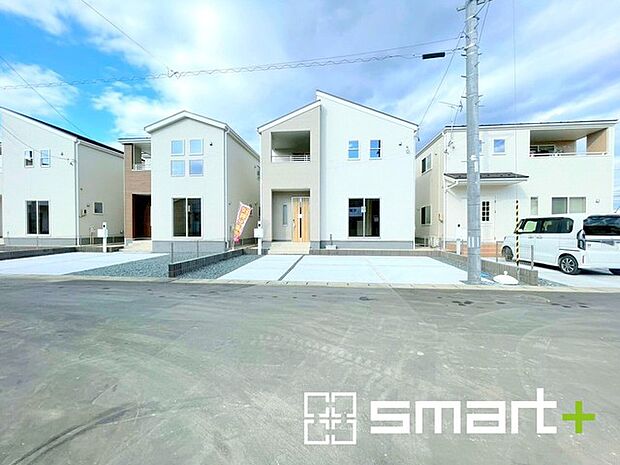 〜閑静な住宅街の立地〜 ・周辺は閑静な住宅街となっておりますので、静かな暮らしをご実現いただけます。 ・前面道路の交通量も多くないので、小さなお子様がいるご家庭でもご安心ですね。