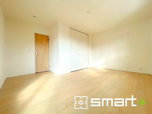 〜バルコニーに面した洋室〜 ・バルコニー側の大きな窓から穏やかな陽が差し込む明るい洋室はゆとりある広さの9.38帖。 ・ご夫婦やご兄弟でもゆったりとお過ごしいただけます。