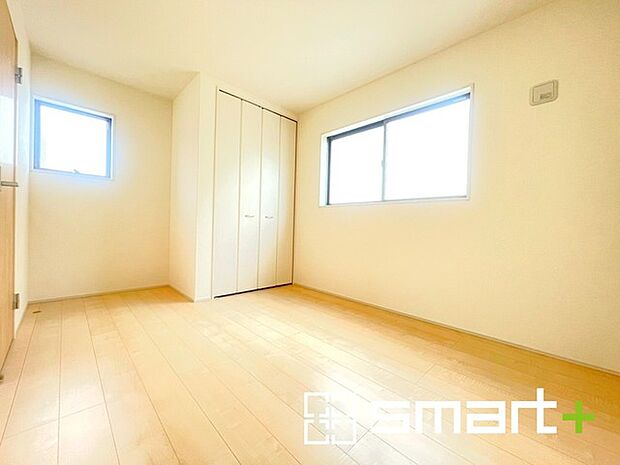 〜収納豊富な洋室〜 ・各居室に備え付けの収納をご用意。タンスなどを置く場合と比べ出っ張らないので部屋の中を有効のご活用いただけます。 ・収納の広さなどぜひ現地でご確認くださいませ。